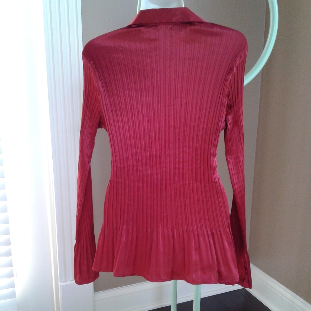 Tailor B. Moss V Neck Red Pleated Button-Down Bell Sleeved Shirt - Picture 7 of 10